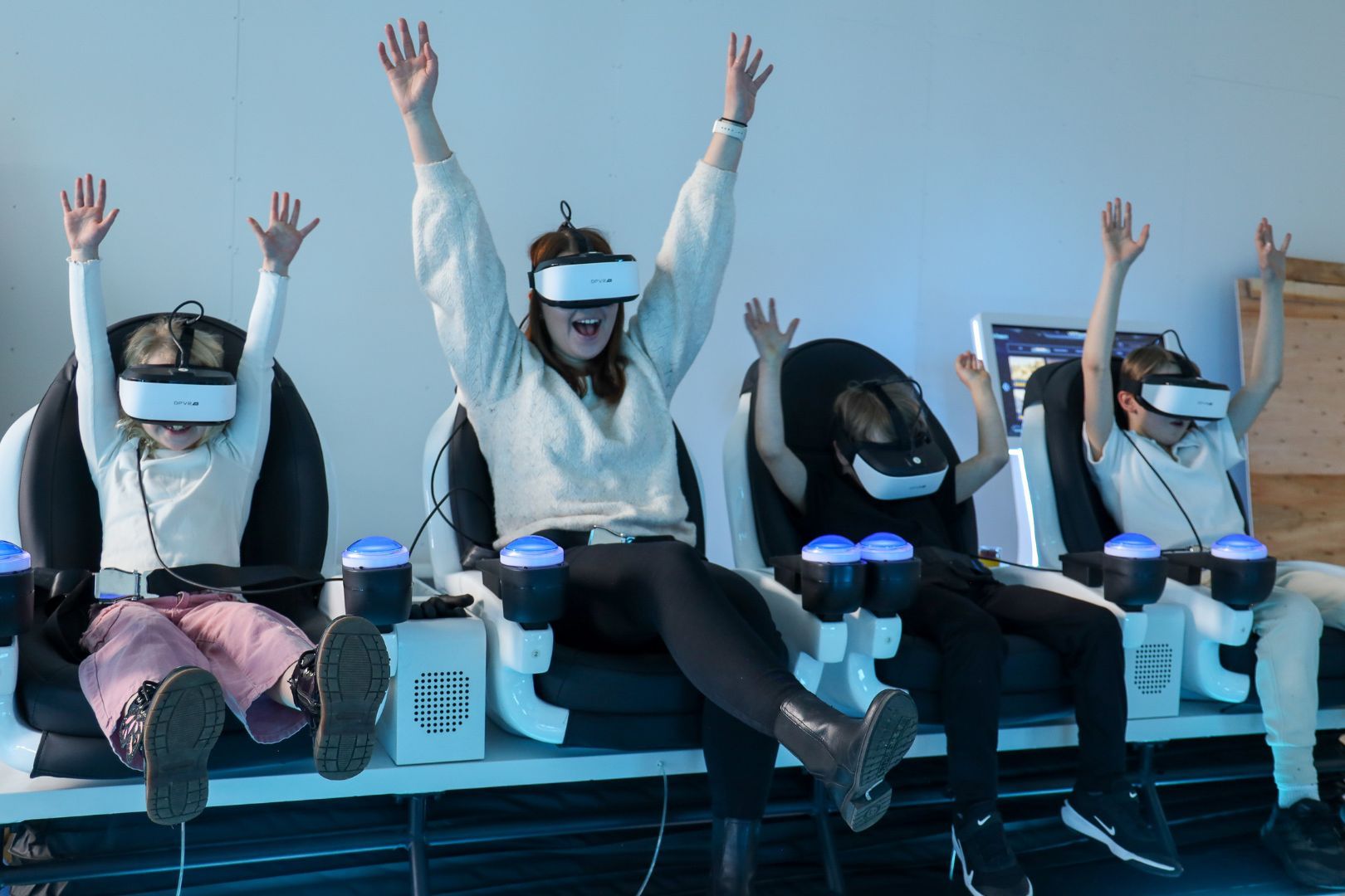VR Space Theater laite, jossa istuu neljä henkilöä kokemassa virtuaalielämystä.